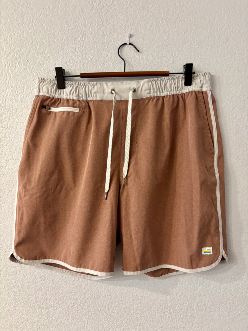 Vuori Men's Banks Shorts in terracotta size XL